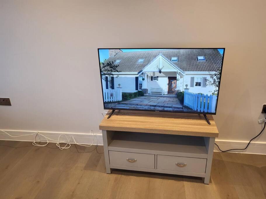 Entire Reigate Apartment Hosted By Pius מראה חיצוני תמונה
