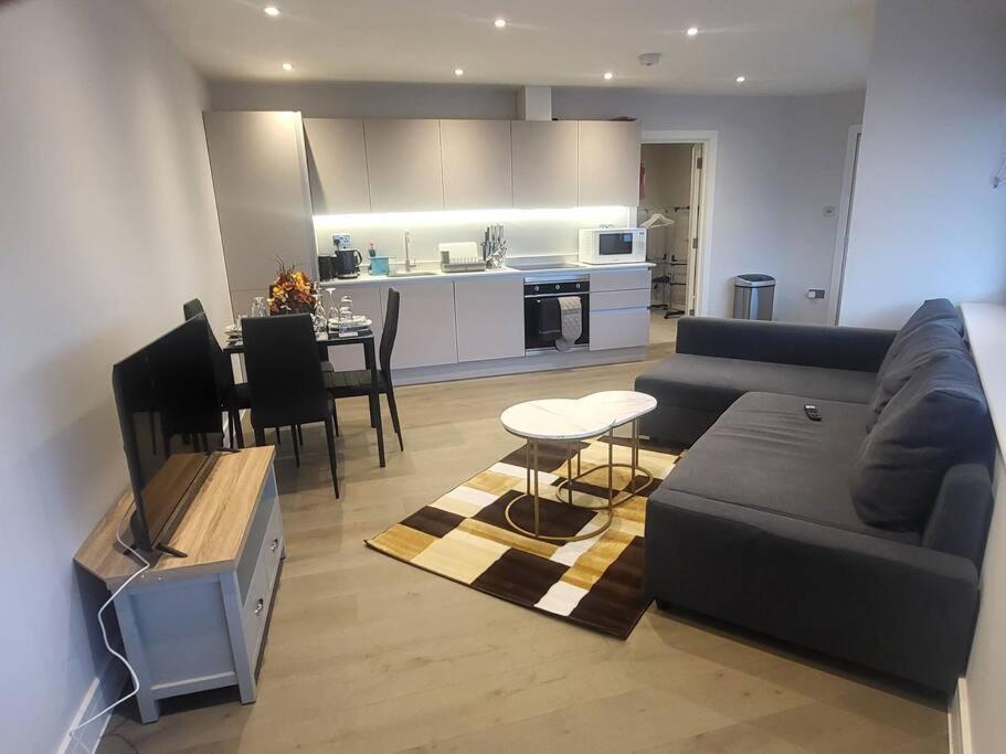 Entire Reigate Apartment Hosted By Pius מראה חיצוני תמונה
